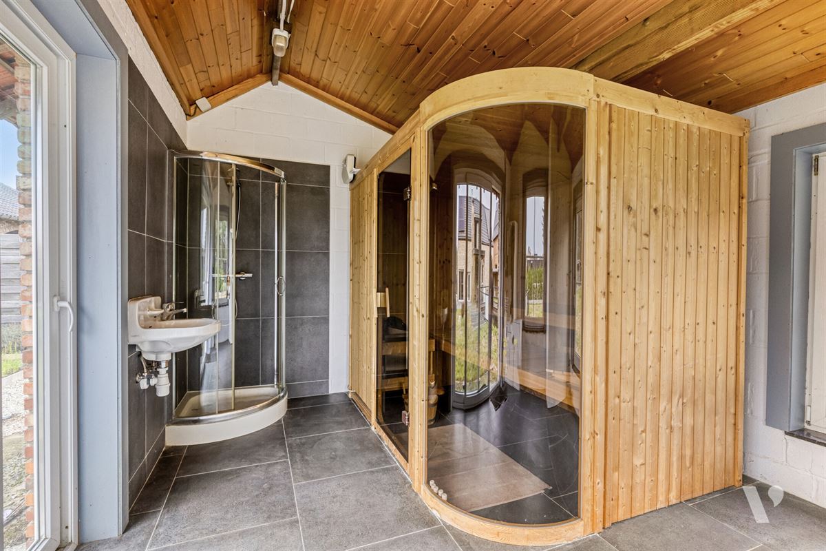 Prachtig gerenoveerde woning (279m²) met zwemvijver