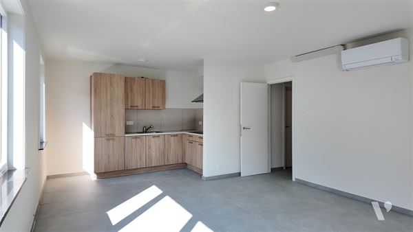 Volledig vernieuwd appartement; 2 slaapkamers en garagebox