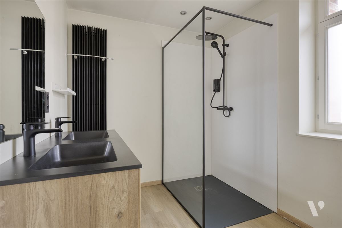 Prachtig gerenoveerde woning (279m²) met zwemvijver