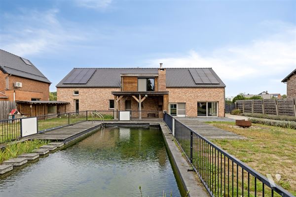 Prachtig gerenoveerde woning (279m²) met zwemvijver