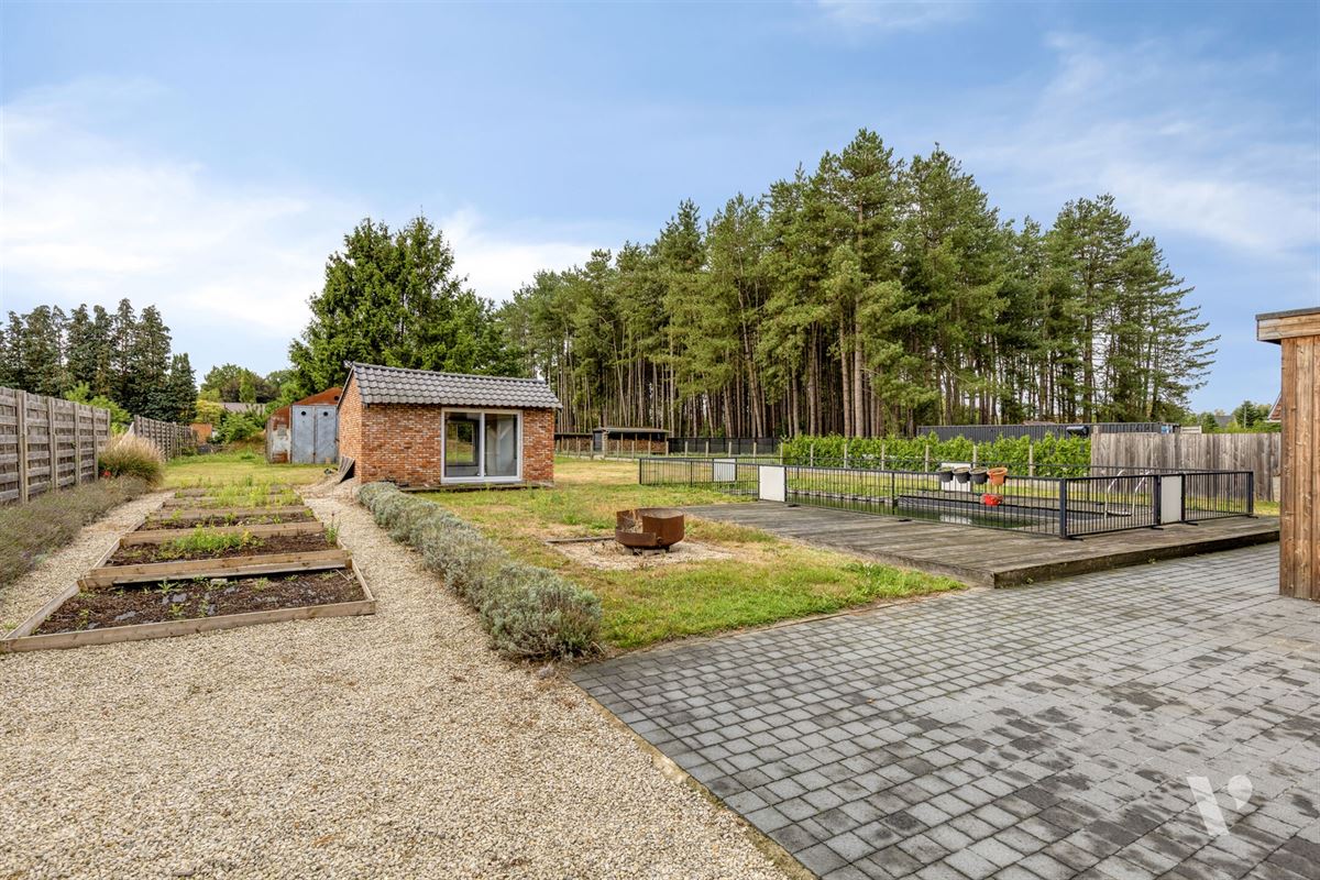 Prachtig gerenoveerde woning (279m²) met zwemvijver