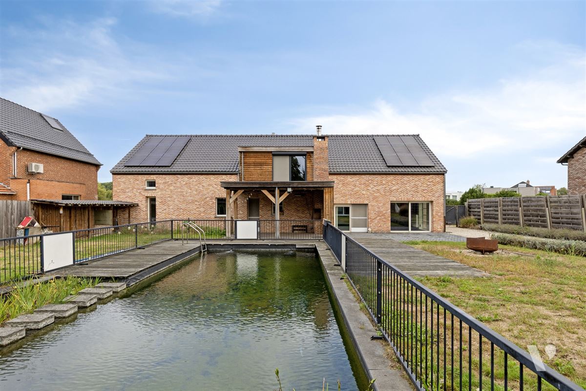 Prachtig gerenoveerde woning (279m²) met zwemvijver