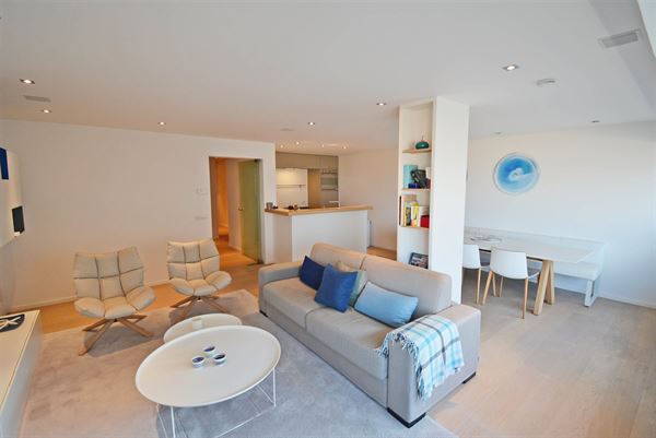 Stijlvol zonnig appartement met prachtig zeezicht.