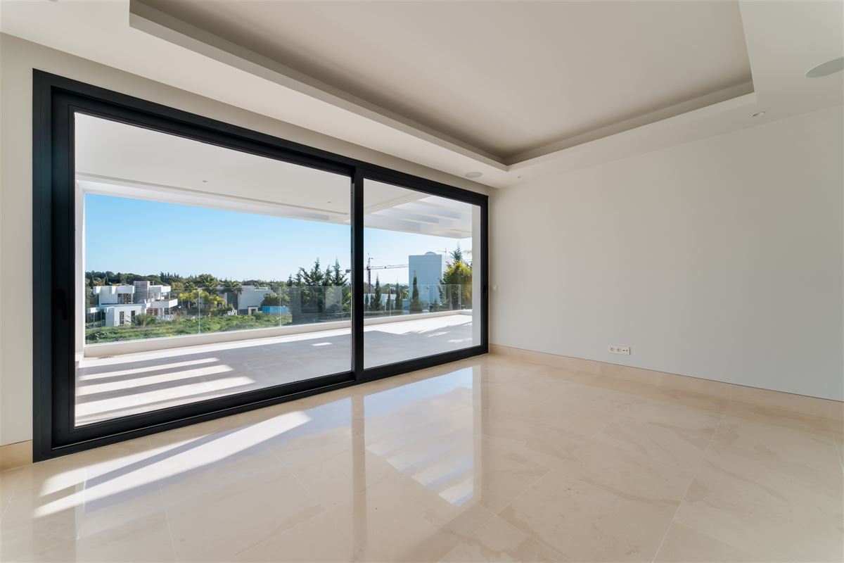 Exceptionnelle villa moderne de 5 chambres à Lomas del Virrey