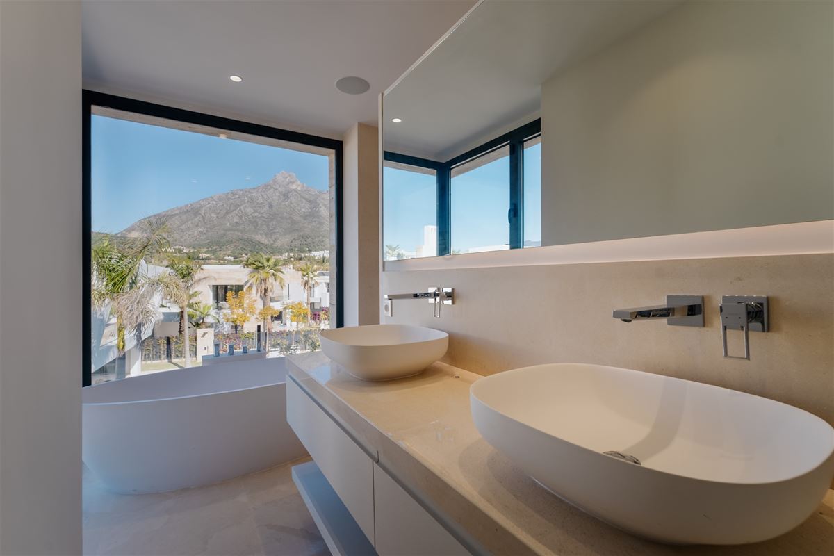 Exceptionnelle villa moderne de 5 chambres à Lomas del Virrey