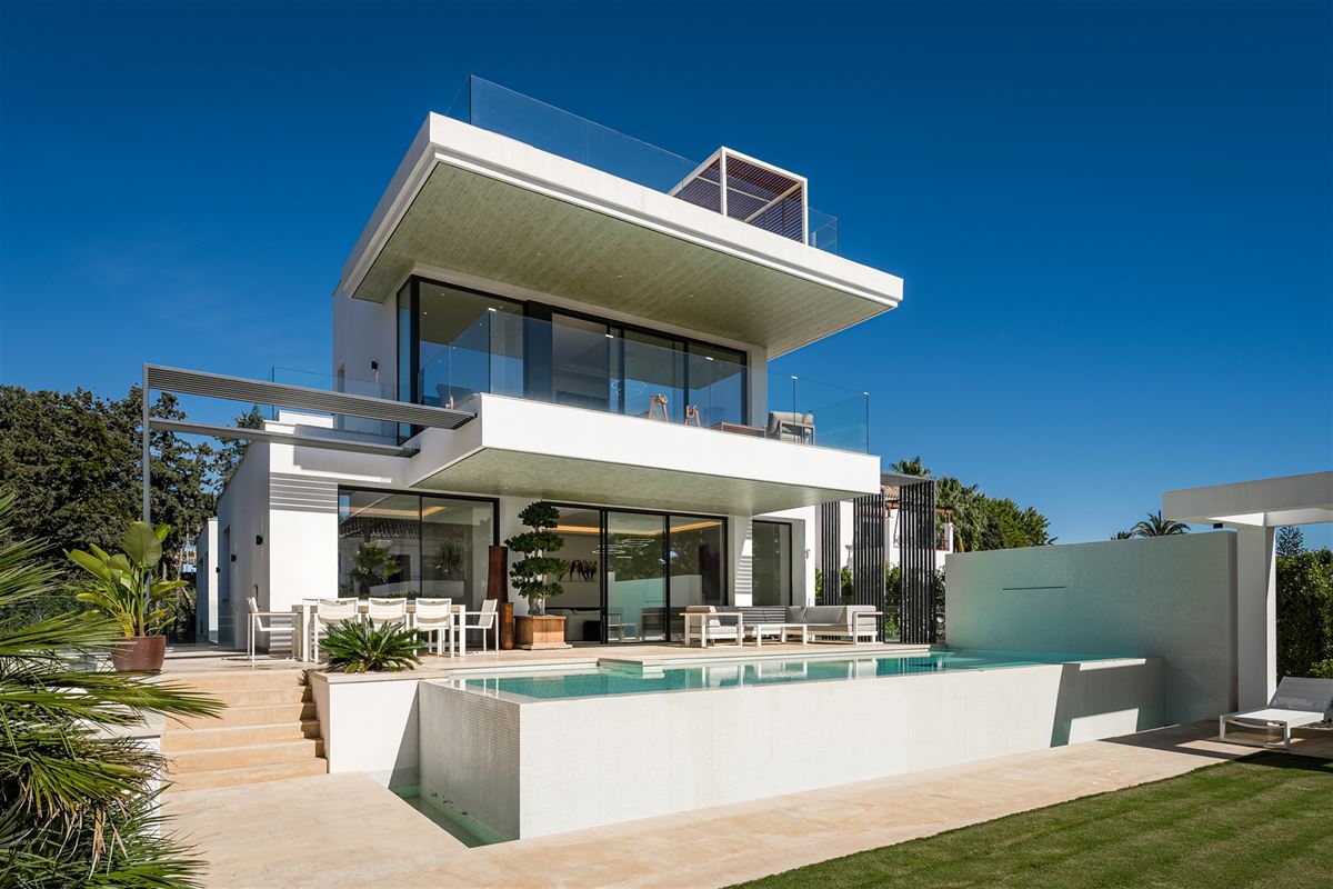Brand new: Beautiful contemporary villa, walking distance to the beach,