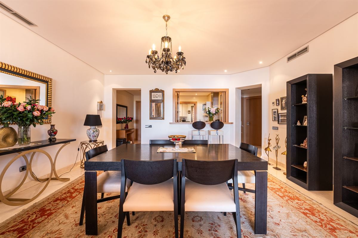 Luxury living in an extraordinary location: 3-bedroom apartment with stunning sea views at Mansion Club - Golden Mile Marbella.