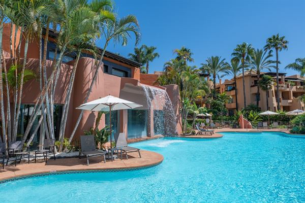 Une vie de luxe dans un endroit extraordinaire : appartement de 3 chambres à coucher avec vue imprenable sur la mer au Mansion Club - Golden Mile Marbella.