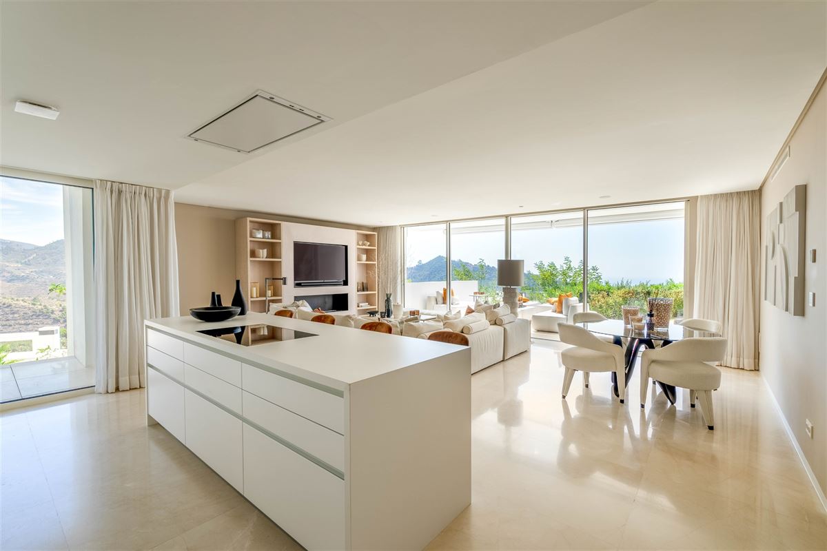 Appartement de luxe au rez-de-chaussée de Palo Alto, Ojen, avec vue panoramique sur la mer, à quelques minutes de Marbella