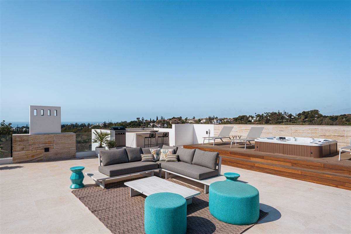 Modern 5-bedroom villa in Lomas del Virrey, Marbella