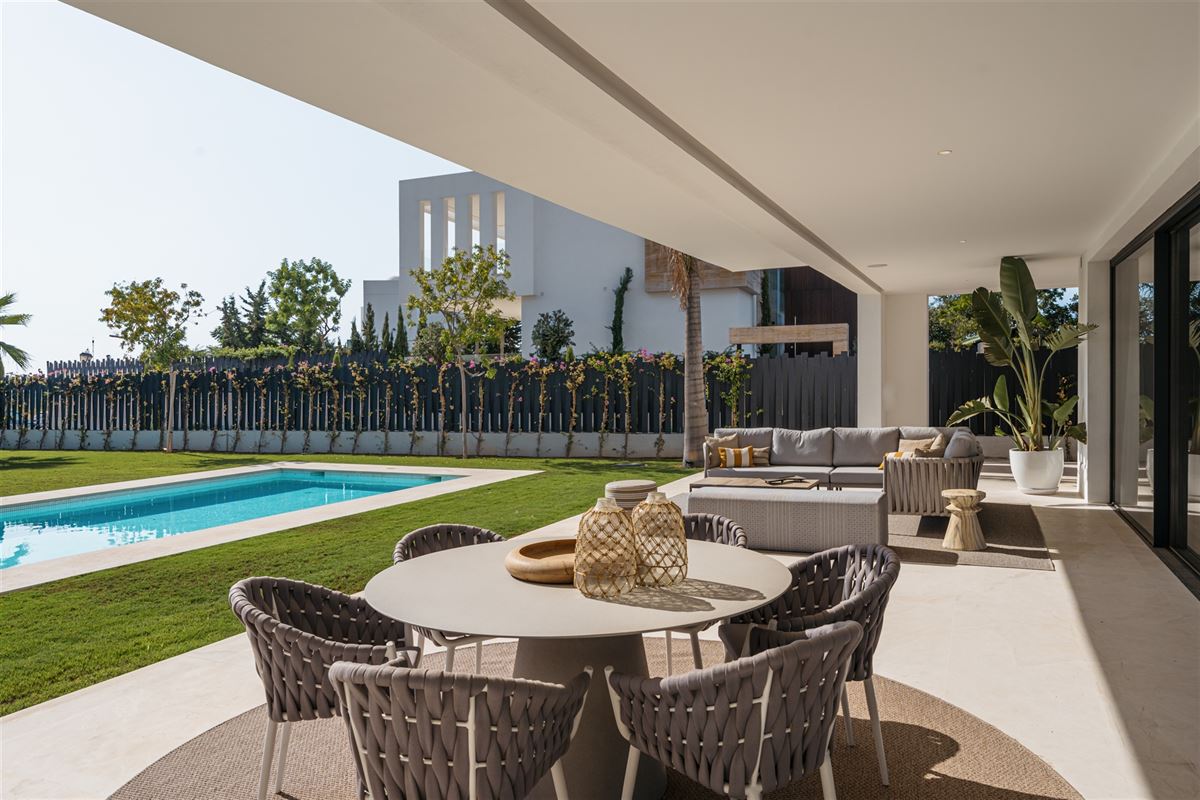 Modern 5-bedroom villa in Lomas del Virrey, Marbella
