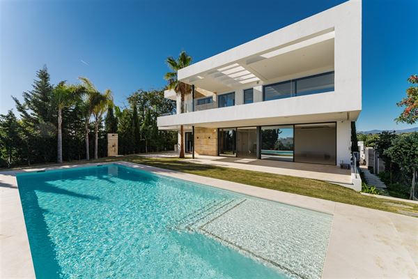 Exceptional modern 5-bedroom villa in Lomas del Virrey