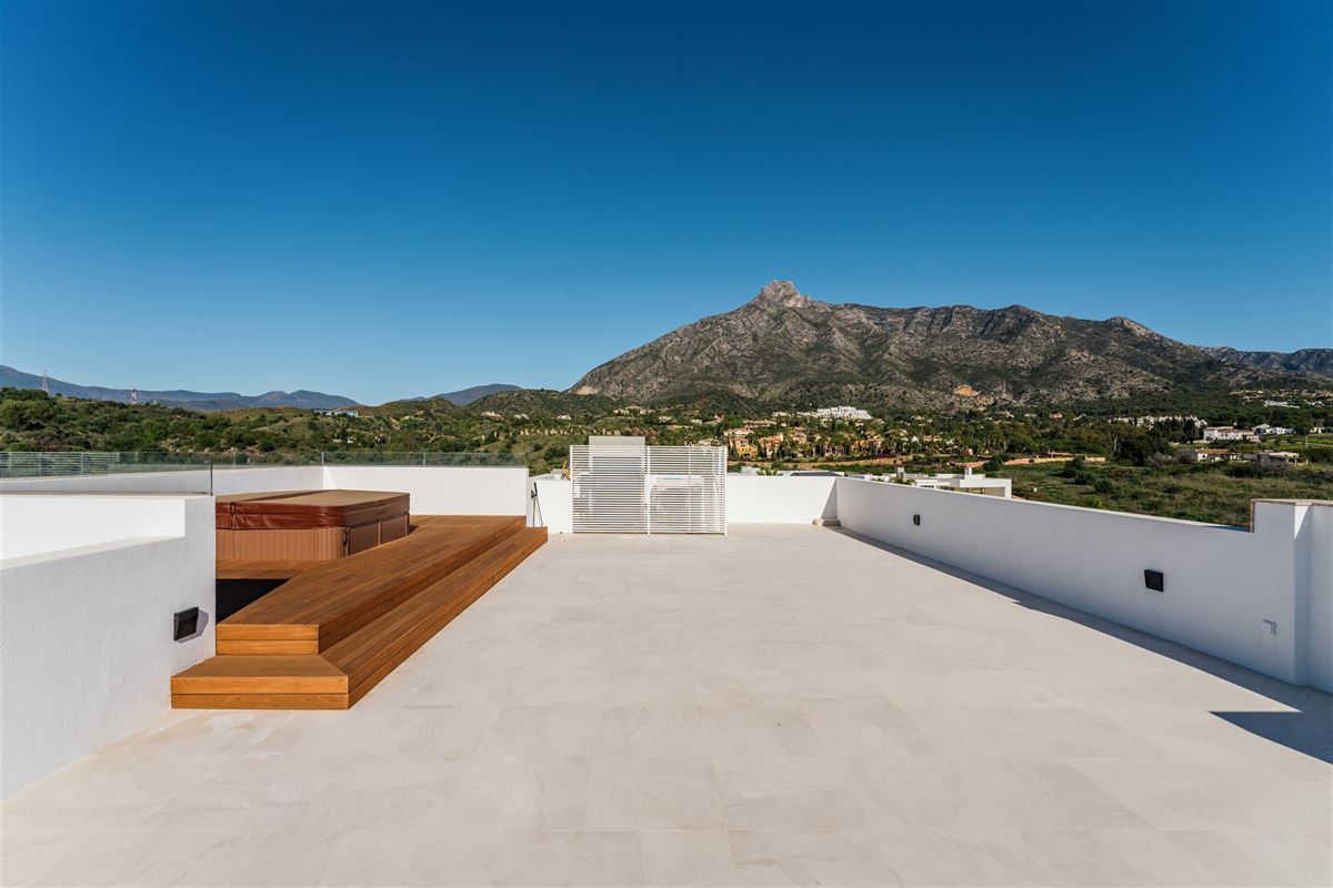 Exceptionnelle villa moderne de 5 chambres à Lomas del Virrey