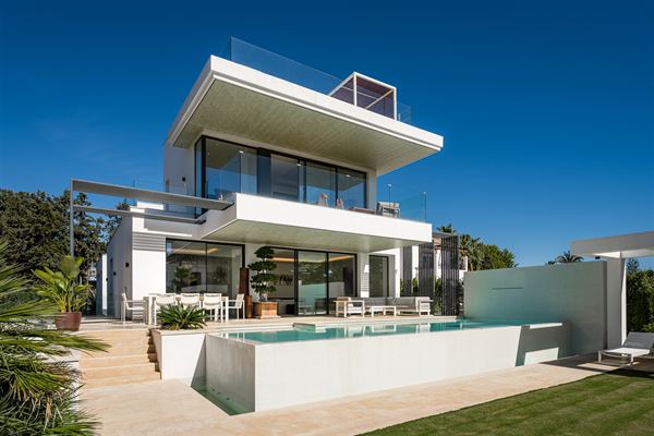 Gloednieuw: Prachtige eigentijdse villa, op loopafstand van het strand,