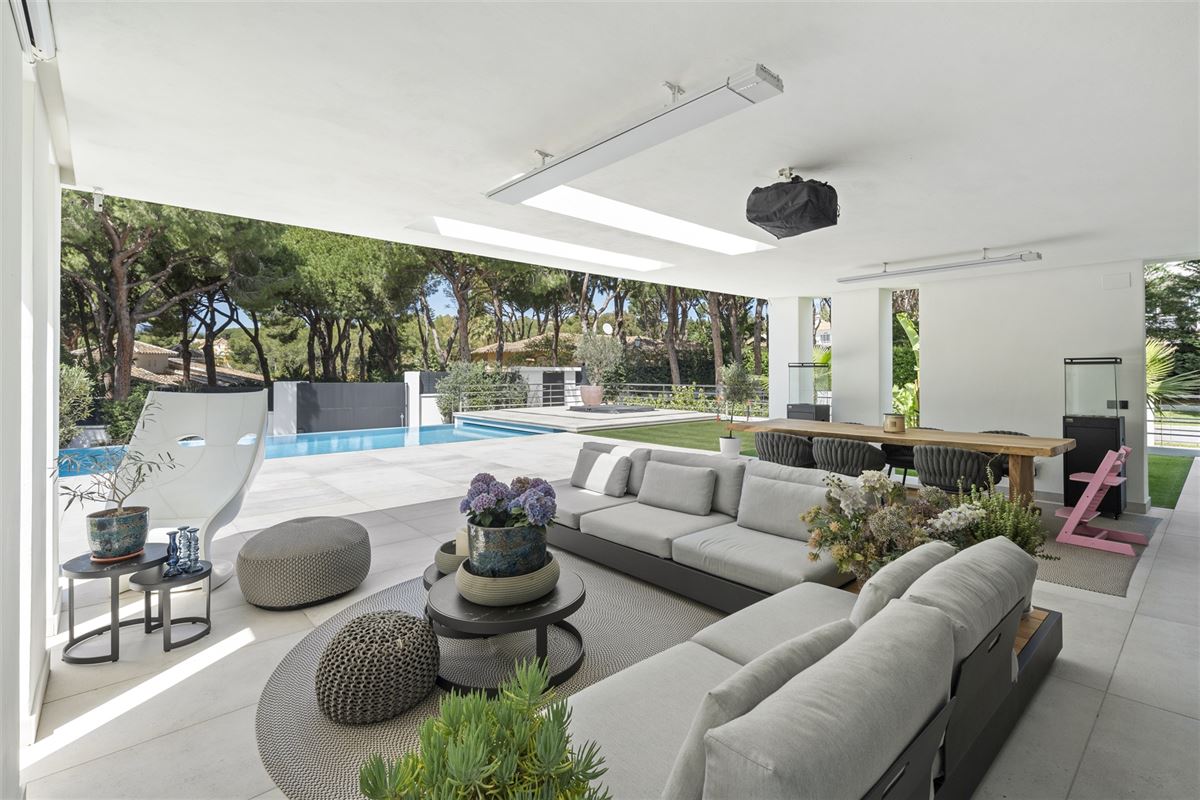 Villa moderne de 6 chambres à coucher à l'Hacienda Las Chapas à Marbella Est