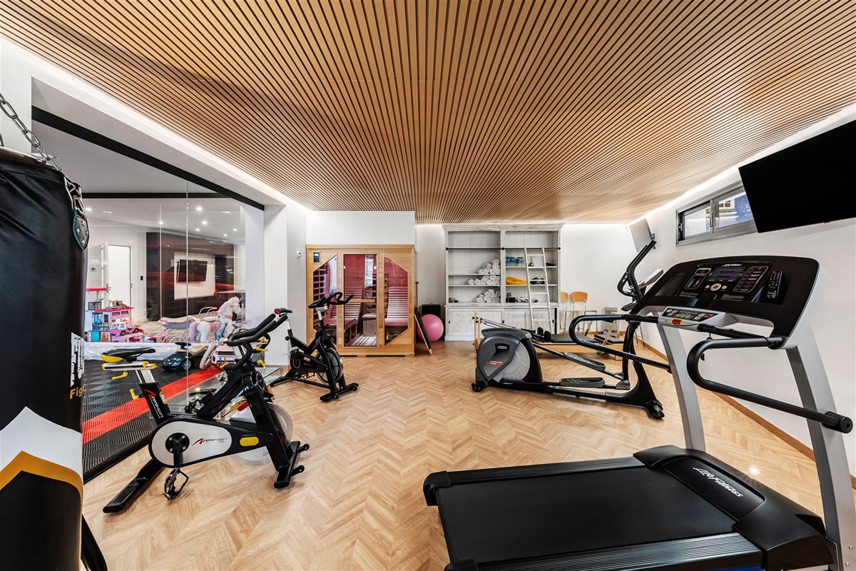 Villa moderne de 6 chambres à coucher à l'Hacienda Las Chapas à Marbella Est