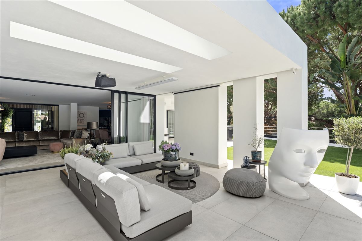 Villa moderne de 6 chambres à coucher à l'Hacienda Las Chapas à Marbella Est