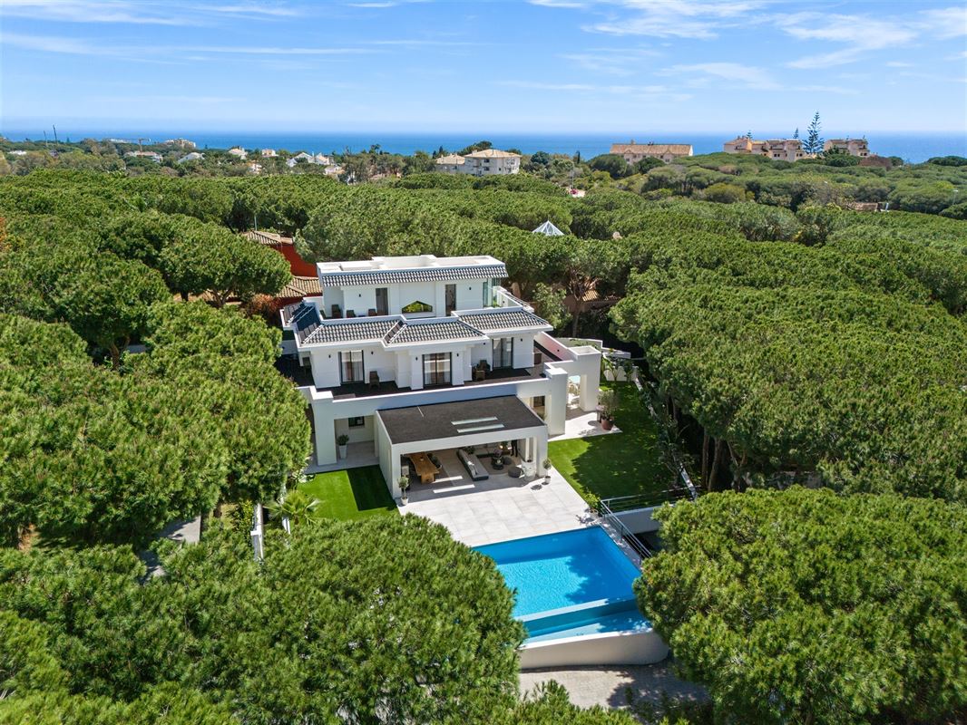 Villa moderne de 6 chambres à coucher à l'Hacienda Las Chapas à Marbella Est