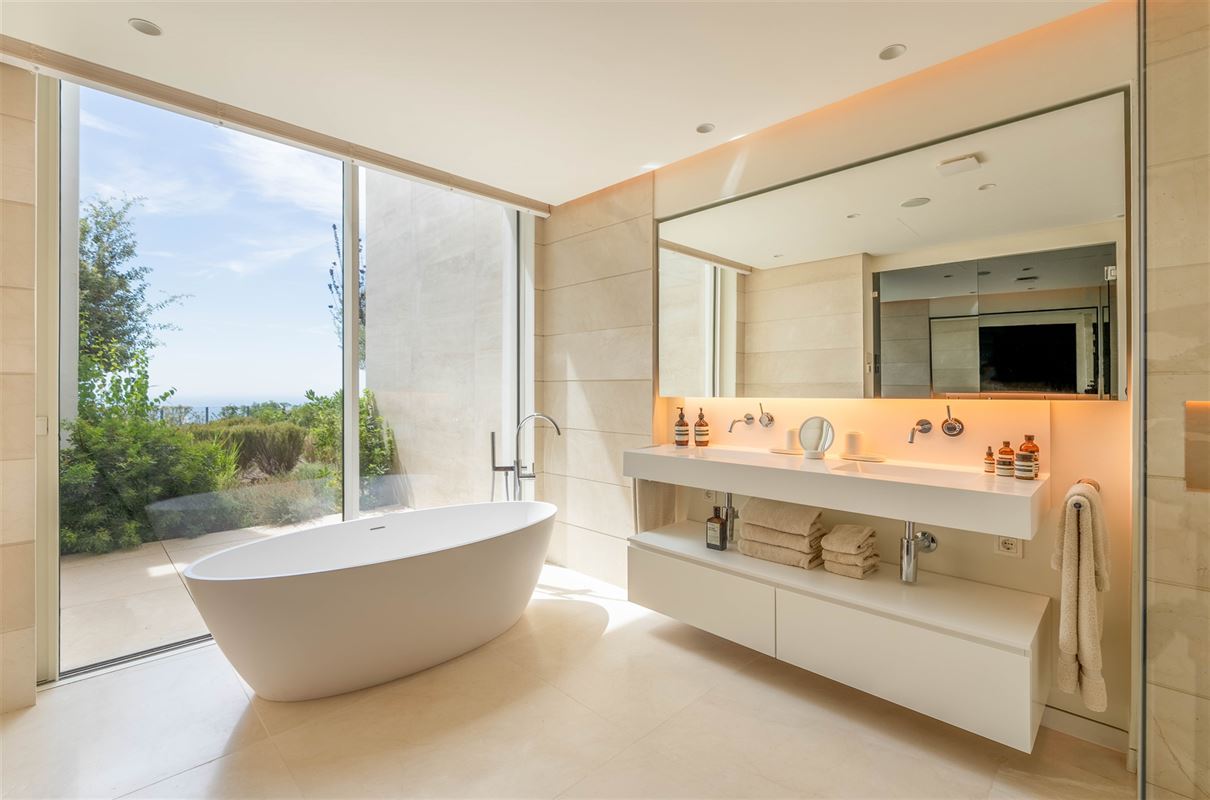 Appartement de luxe au rez-de-chaussée de Palo Alto, Ojen, avec vue panoramique sur la mer, à quelques minutes de Marbella