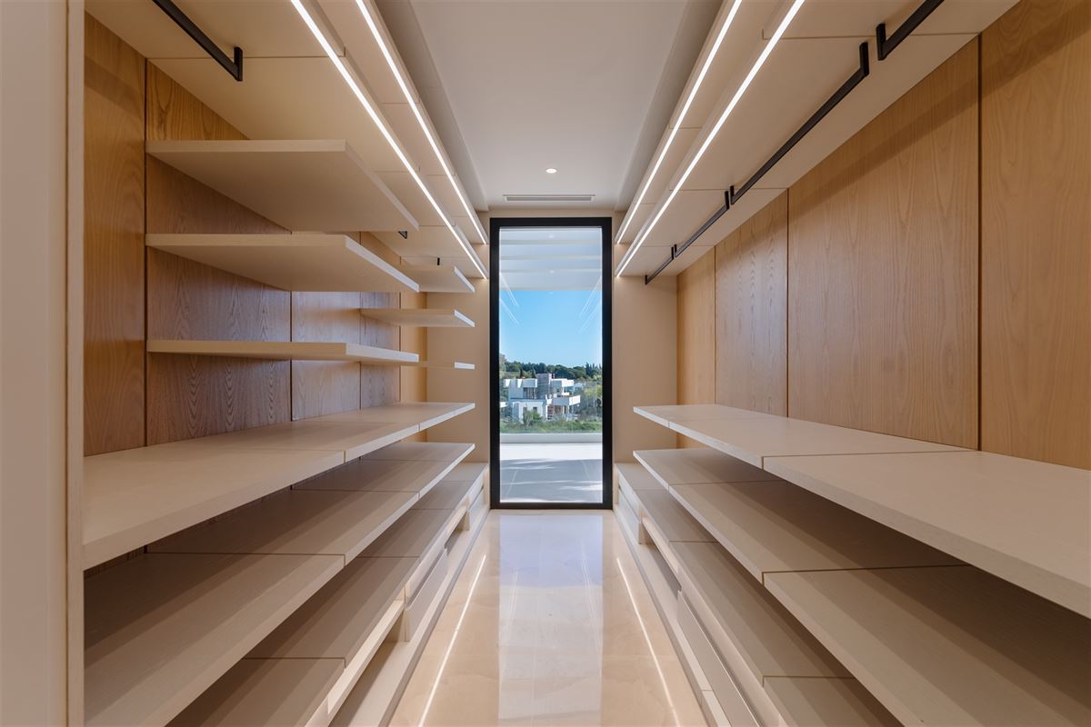 Exceptionnelle villa moderne de 5 chambres à Lomas del Virrey