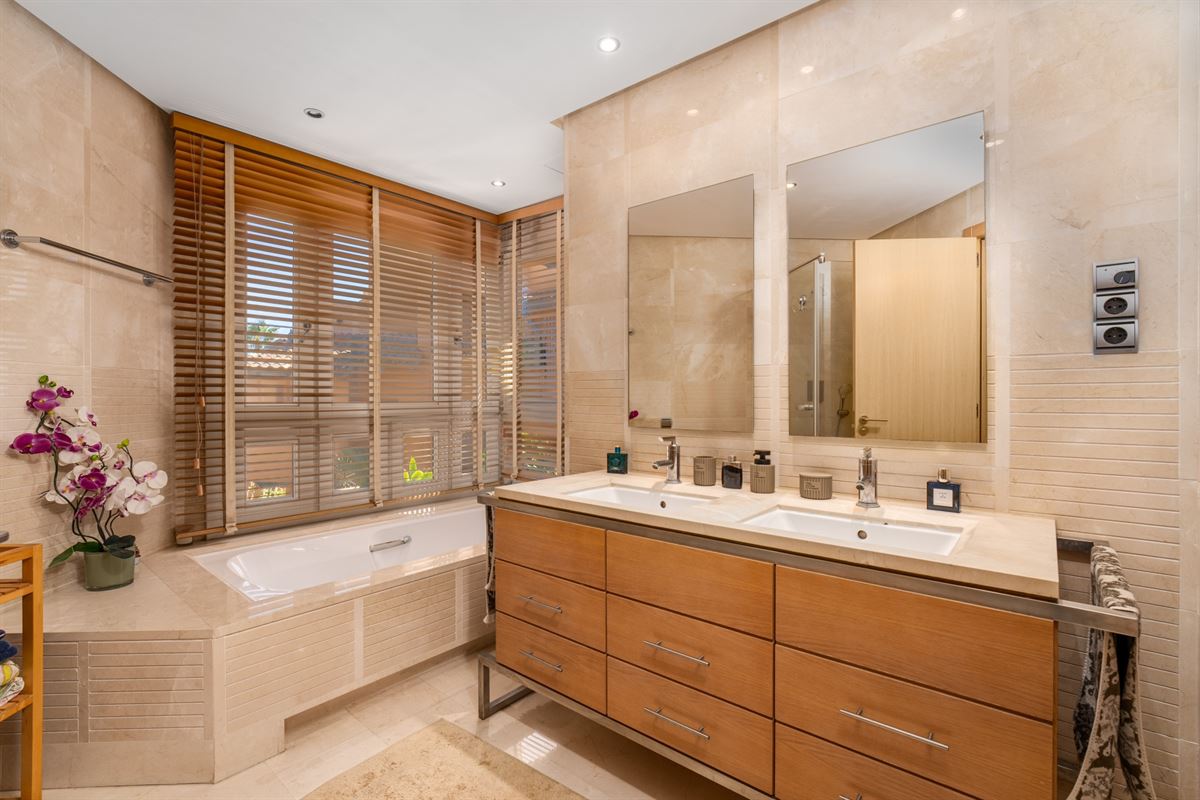 Luxury living in an extraordinary location: 3-bedroom apartment with stunning sea views at Mansion Club - Golden Mile Marbella.