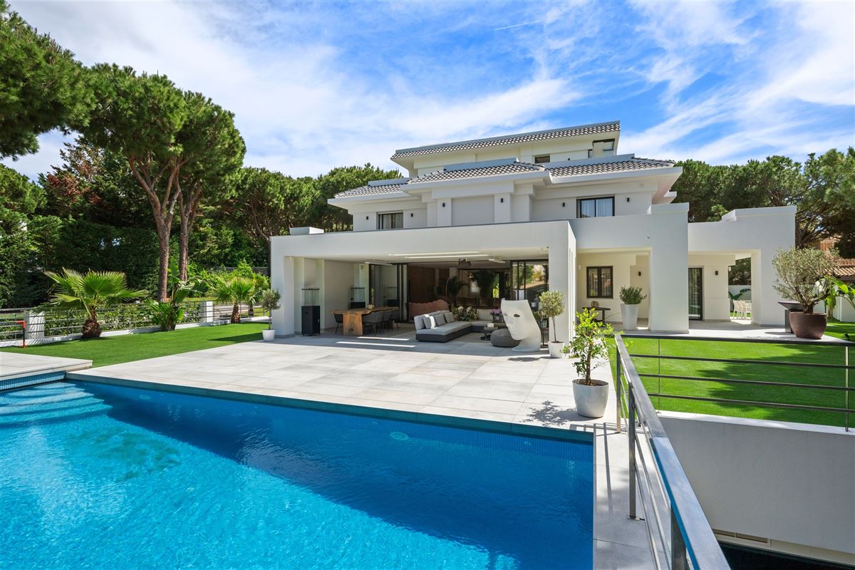 Villa moderne de 6 chambres à coucher à l'Hacienda Las Chapas à Marbella Est