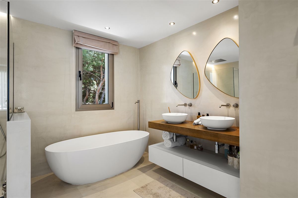 Villa moderne de 6 chambres à coucher à l'Hacienda Las Chapas à Marbella Est