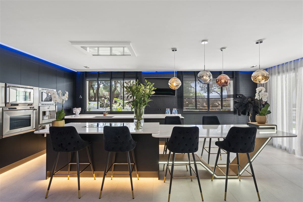 Villa moderne de 6 chambres à coucher à l'Hacienda Las Chapas à Marbella Est