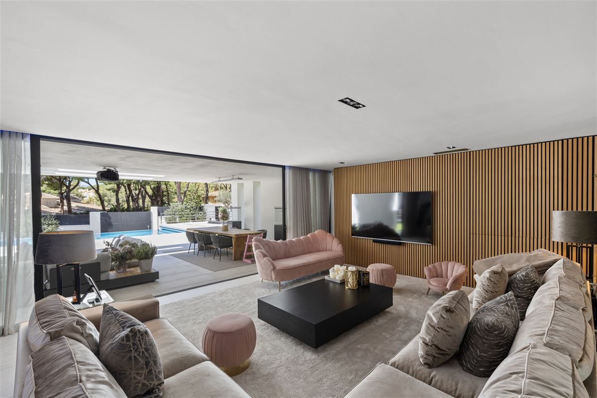 Villa moderne de 6 chambres à coucher à l'Hacienda Las Chapas à Marbella Est