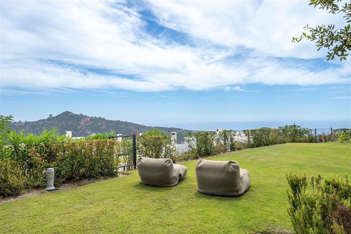 Appartement de luxe au rez-de-chaussée de Palo Alto, Ojen, avec vue panoramique sur la mer, à quelques minutes de Marbella
