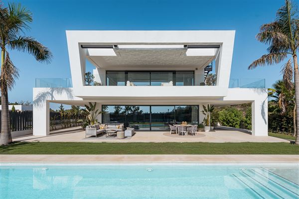 Villa moderne de 5 chambres à coucher à Lomas del Virrey, Marbella