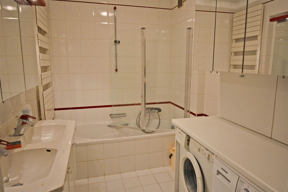 Apartment to renovate with side sea view, near town center