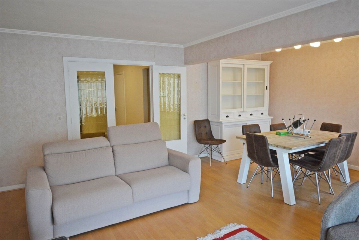 Apartment to renovate with side sea view, near town center