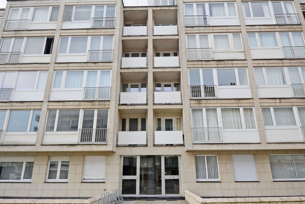 Apartment to renovate with side sea view, near town center