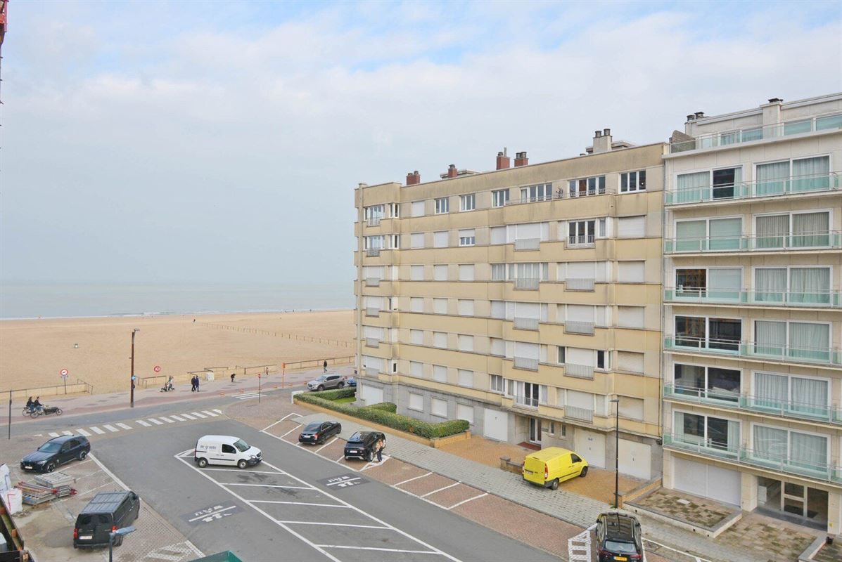 Apartment to renovate with side sea view, near town center