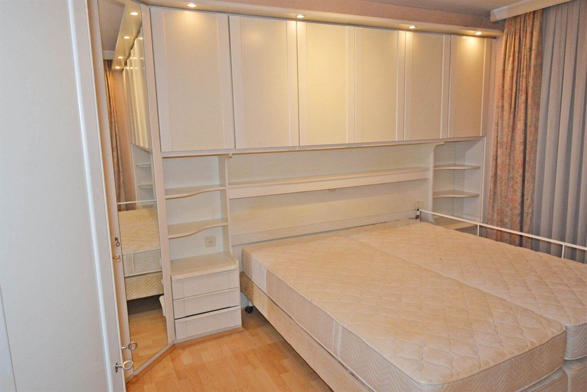 Apartment to renovate with side sea view, near town center