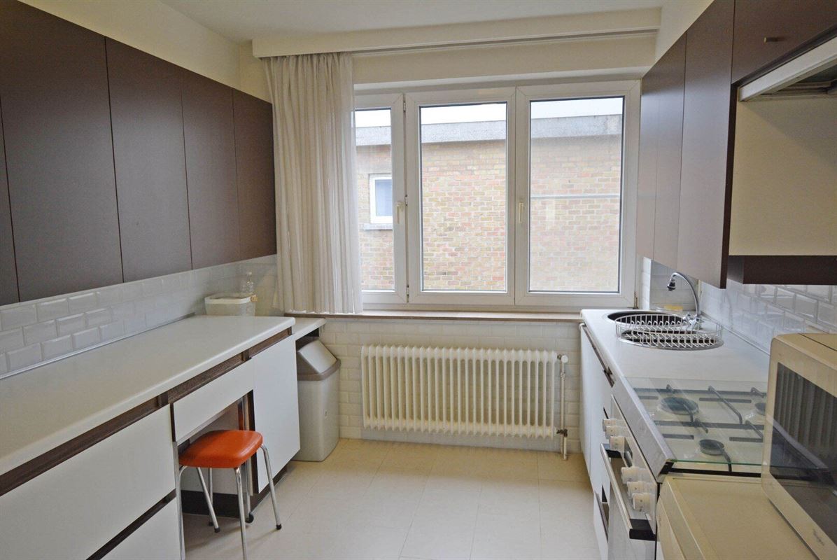 Apartment to renovate with side sea view, near town center