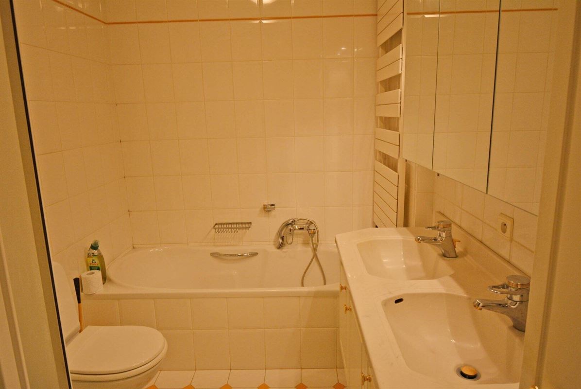 Apartment to renovate with side sea view, near town center