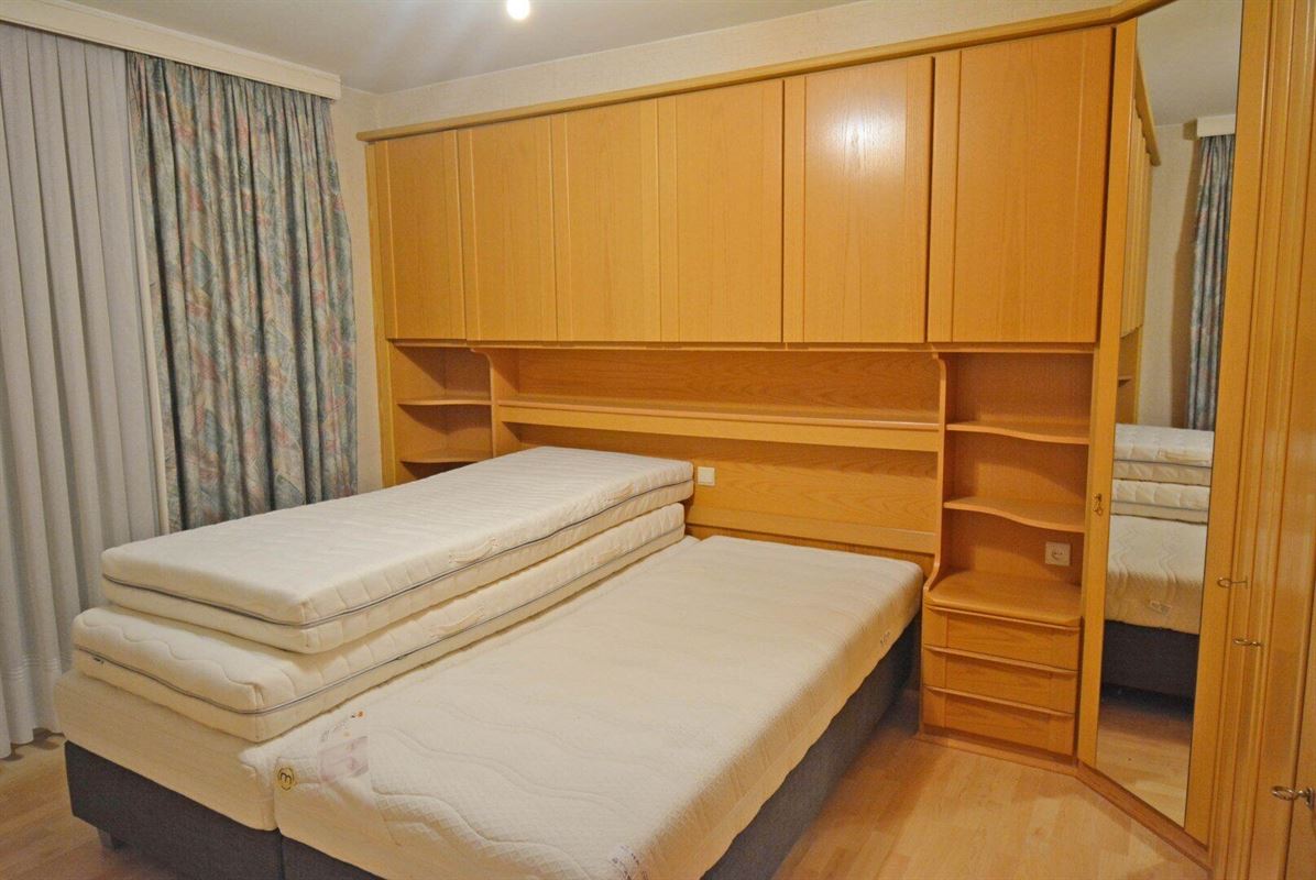 Apartment to renovate with side sea view, near town center