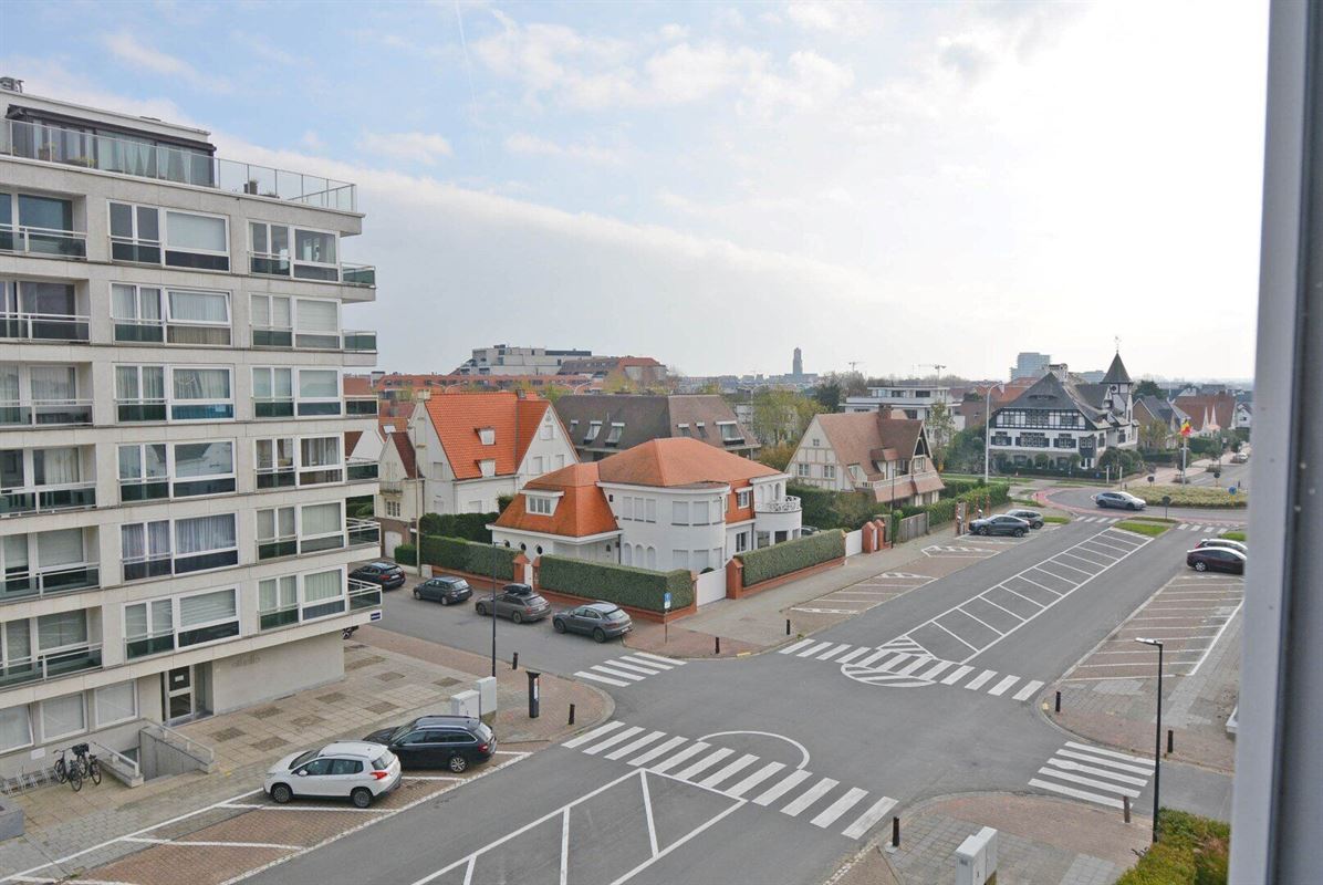 Apartment to renovate with side sea view, near town center