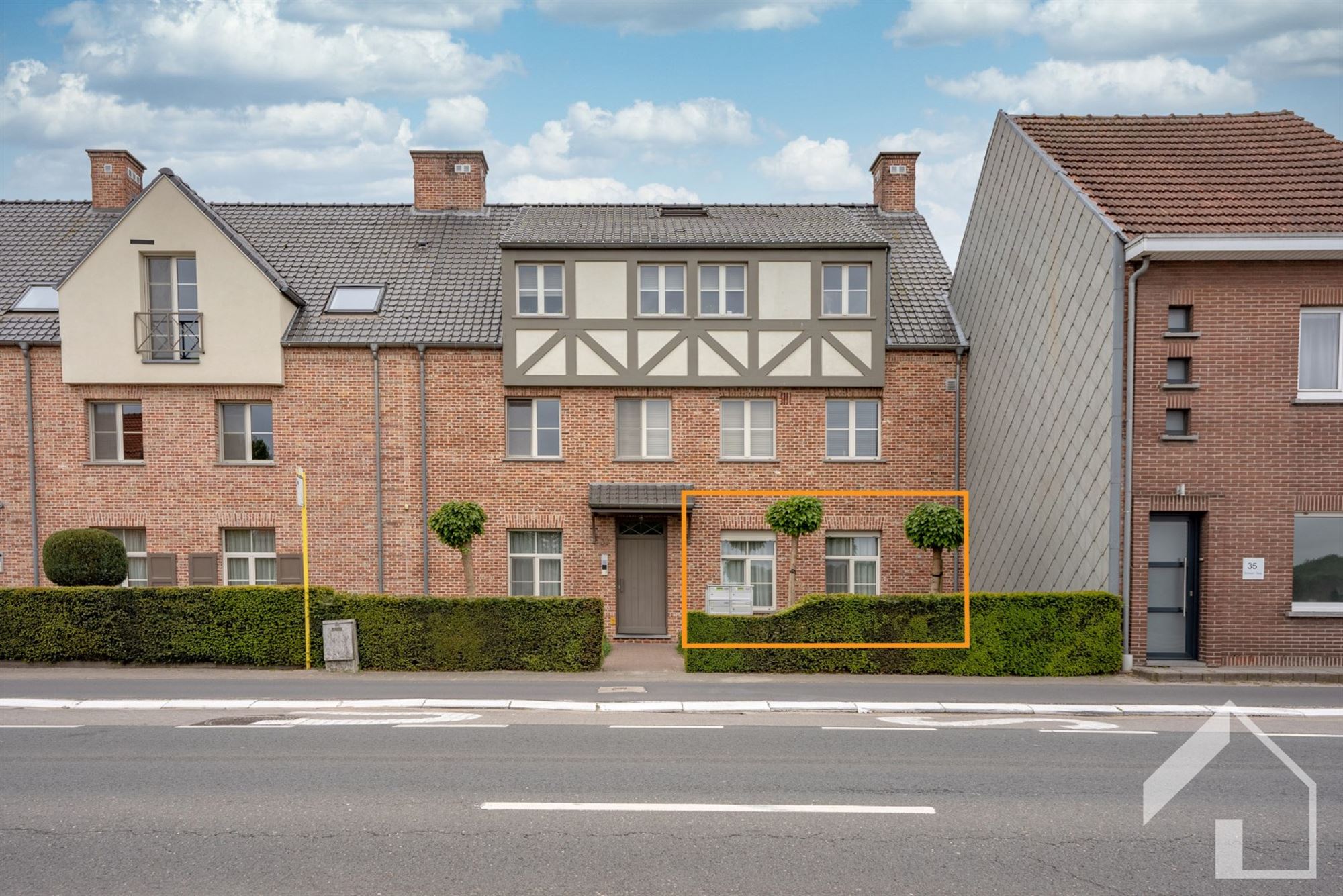 MOOI GELIJKVLOERSAPPARTEMENT MET GARAGE