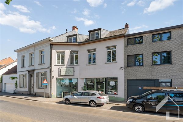 Polyvalente woning in het centrum van Broechem met mogelijkheid tot uitbating van een handelszaak (of vrij beroep)