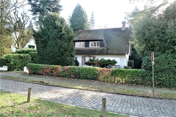 Charmante te renoveren villa, rustig gelegen met grote tuin
