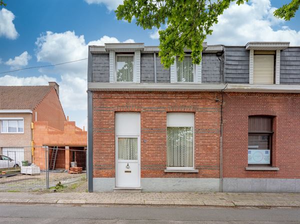 Woning met 4 slaapkamers, zij-ingang en tuin