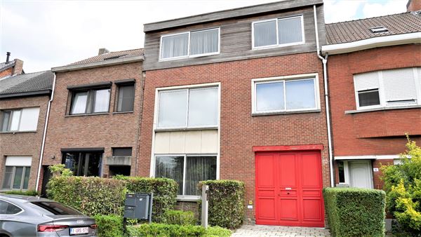 mooi gelegen opbrengsteigendom bestaande uit 3 appartementen en garages