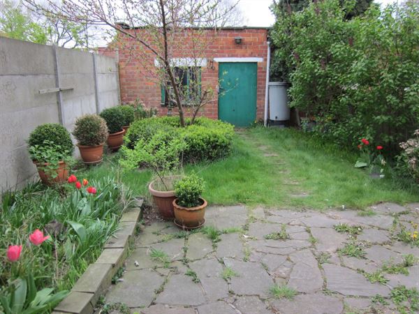 TE RENOVEREN WONING IN RUSTIGE STRAAT