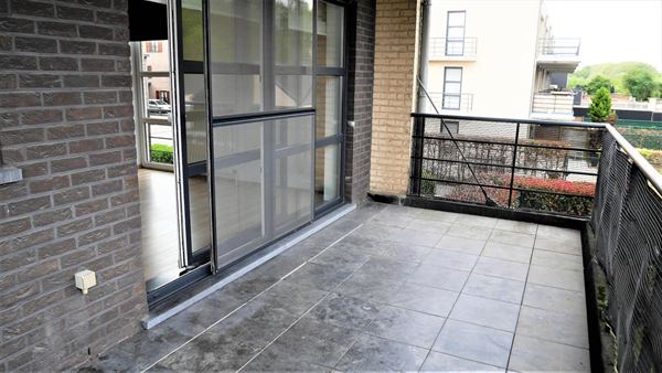 Ruim appartement met 2 slaapkamers, terras en garagebox