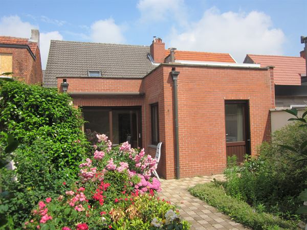 RUIME EENGEZINSWONING met garage en magazijn