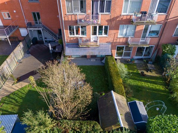 Instapklaar, gerenoveerd gelijkvloersappartement met tuin