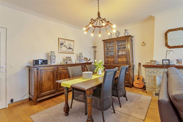 Appartement met 3 slpk, private tuin en inpandige garage met oprit